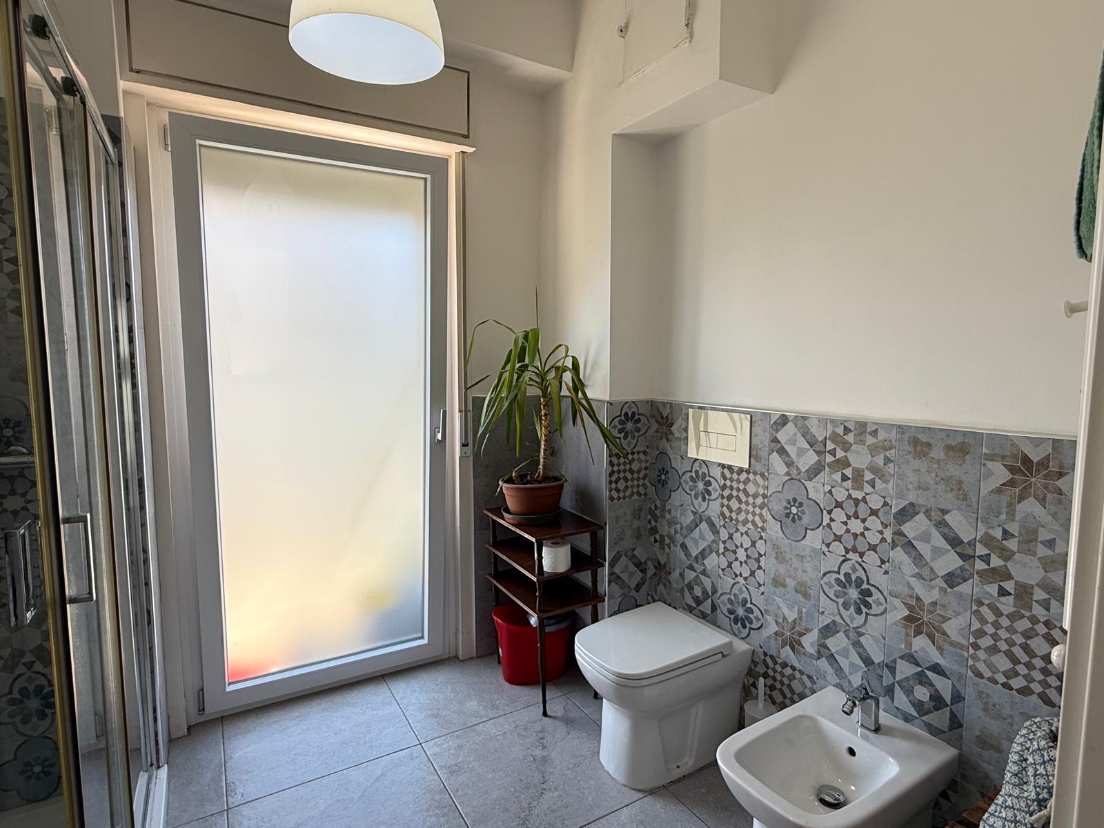 Bagno con sanitari e rivestimento in cementine — THE VIEW OF THE SEA CAPACI, Capaci (Sicilia)