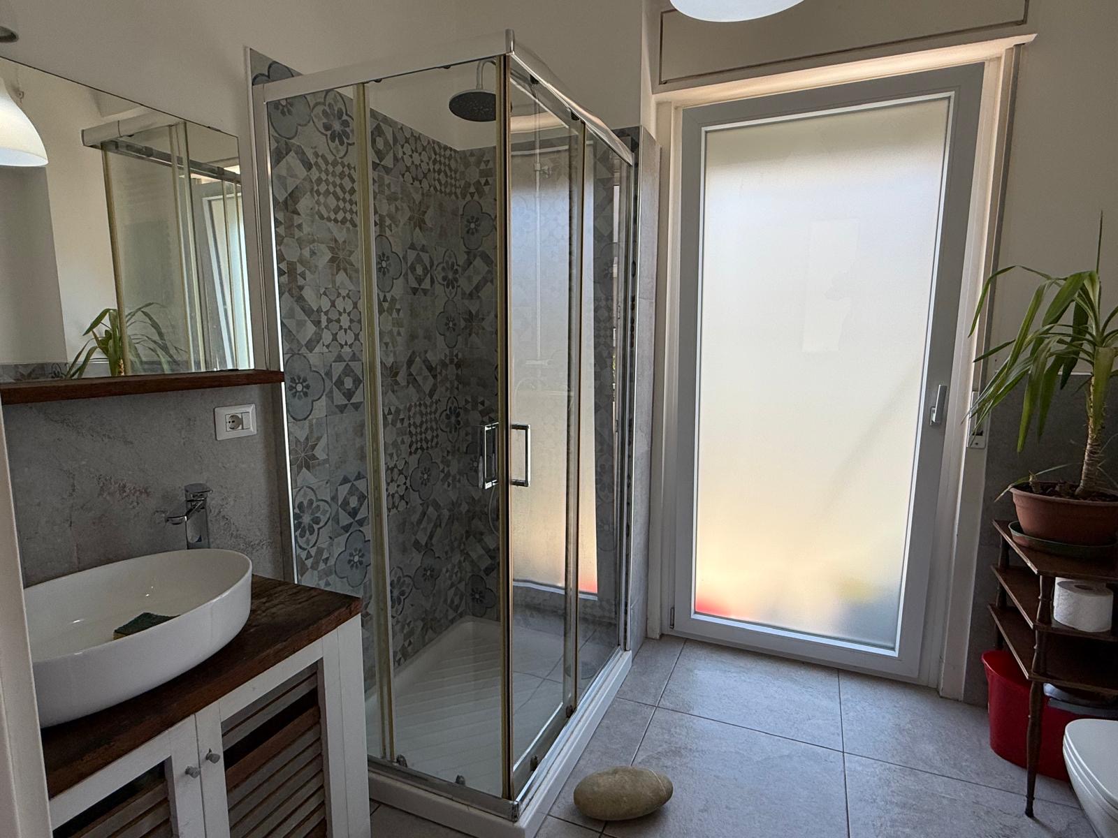 Bagno con box doccia e lavabo d'appoggio — THE VIEW OF THE SEA CAPACI, Capaci (Sicilia)