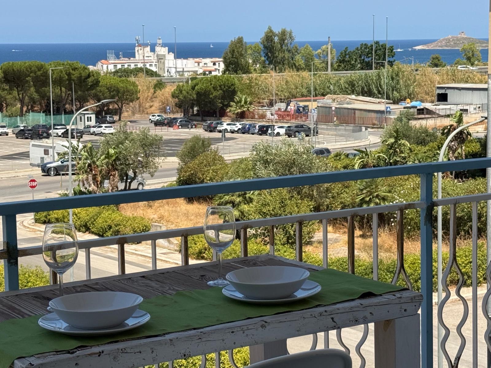 Tavolo apparecchiato sul balcone con vista sul mare — THE VIEW OF THE SEA CAPACI, Capaci (Sicilia)
