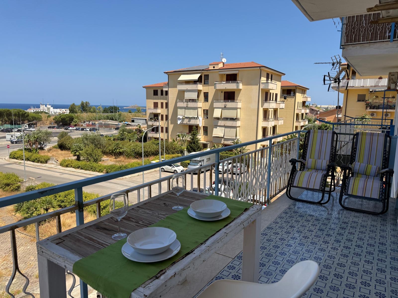 Balcone panoramico attrezzato con sdraio e tavolo — THE VIEW OF THE SEA CAPACI, Capaci (Sicilia)