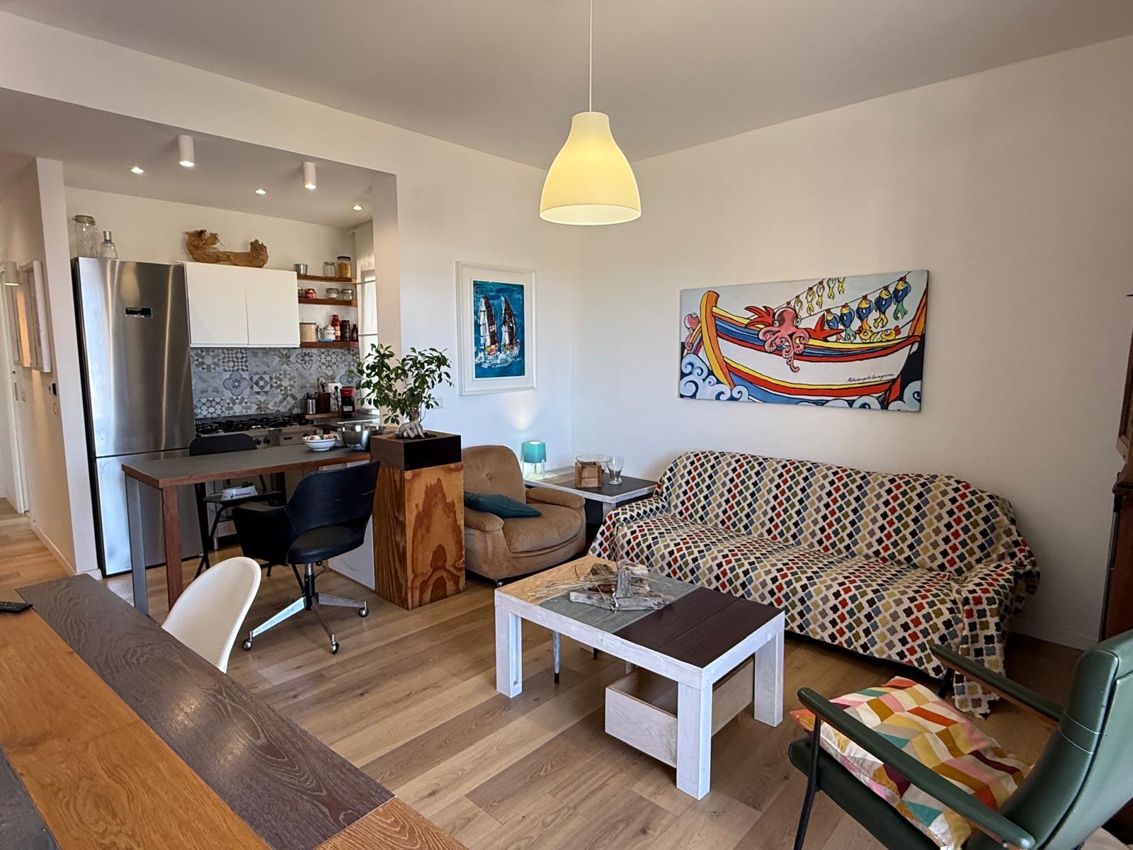 Soggiorno con divano e cucina open space — THE VIEW OF THE SEA CAPACI, Capaci (Sicilia)