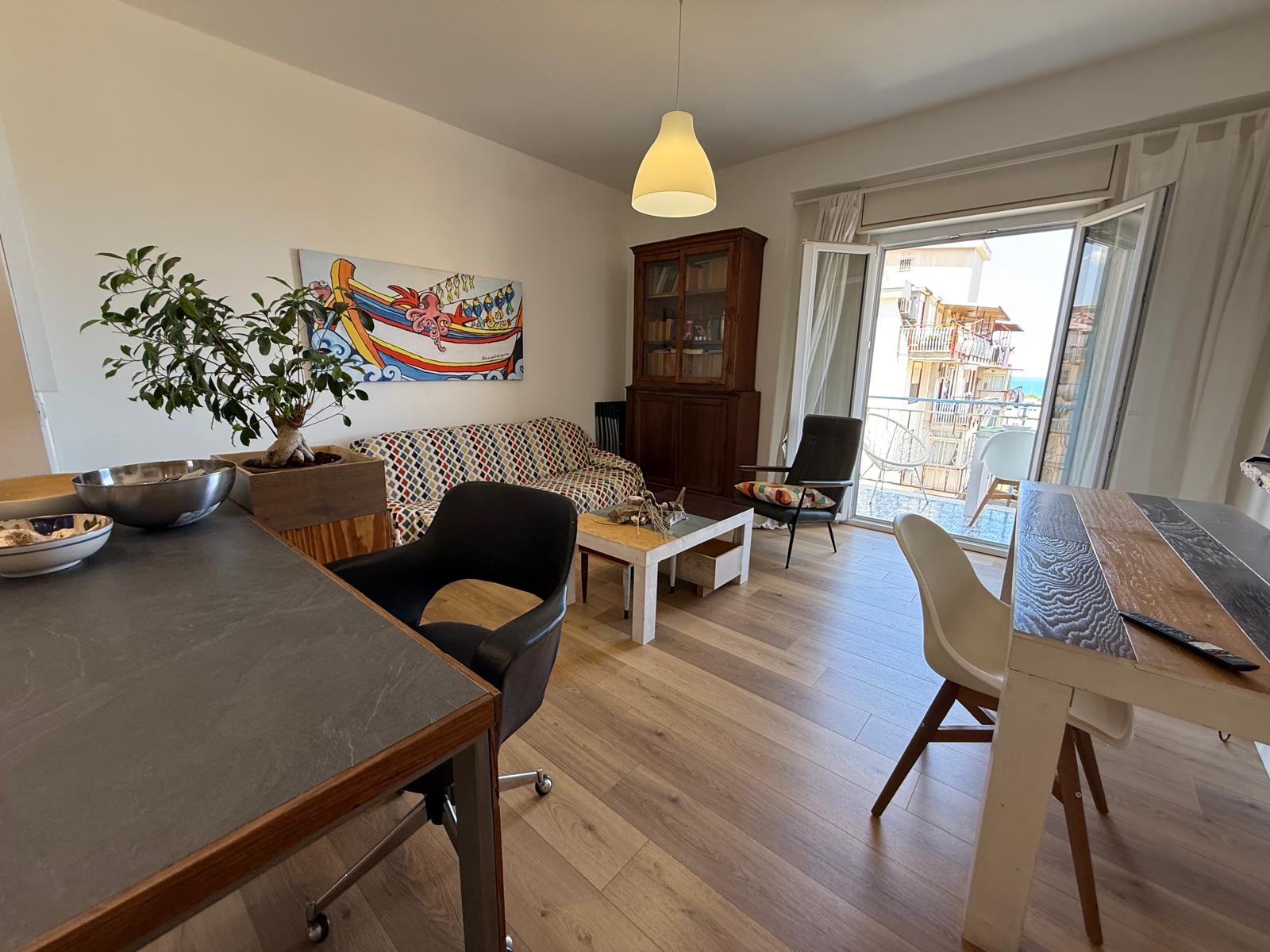 Divano del soggiorno e accesso al balcone — THE VIEW OF THE SEA CAPACI, Capaci (Sicilia)